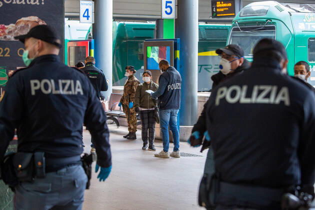Milan, Coronavirus Covid 19 emergency, increase in commuters at Cadorna station as the start date of phase 2 approaches. Checks on certifications by law enforcement agencies (Massimo Alberico Fotogramma, Milan - 2020-04-20) p.s. la foto e utilizzabile nel rispetto del contesto in cui e stata scattata, e senza intento diffamatorio del decoro delle persone rappresentate  Copyright: xMassimoxAlbericox xFOTOGRAMMAx