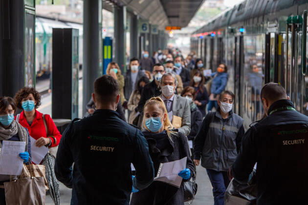 Milan, Coronavirus Covid 19 emergency, increase in commuters at Cadorna station as the start date of phase 2 approaches. Checks on certifications by law enforcement agencies (Massimo Alberico Fotogramma, Milan - 2020-04-20) p.s. la foto e utilizzabile nel rispetto del contesto in cui e stata scattata, e senza intento diffamatorio del decoro delle persone rappresentate  Copyright: xMassimoxAlbericox xFOTOGRAMMAx