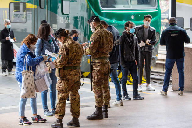 Milan, Coronavirus Covid 19 emergency, increase in commuters at Cadorna station as the start date of phase 2 approaches. Checks on certifications by law enforcement agencies (Massimo Alberico Fotogramma, Milan - 2020-04-20) p.s. la foto e utilizzabile nel rispetto del contesto in cui e stata scattata, e senza intento diffamatorio del decoro delle persone rappresentate  Copyright: xMassimoxAlbericox xFOTOGRAMMAx