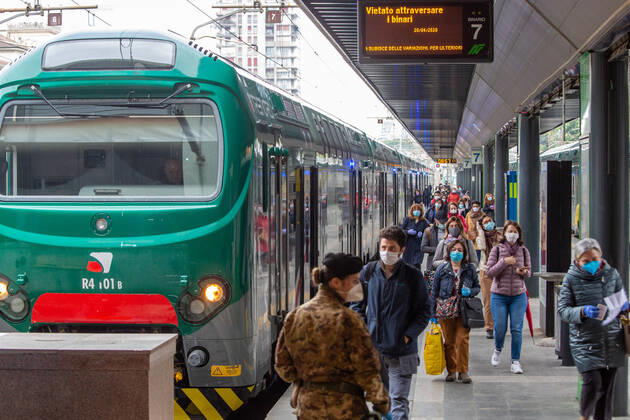 Milan, Coronavirus Covid 19 emergency, increase in commuters at Cadorna station as the start date of phase 2 approaches. Checks on certifications by law enforcement agencies (Massimo Alberico Fotogramma, Milan - 2020-04-20) p.s. la foto e utilizzabile nel rispetto del contesto in cui e stata scattata, e senza intento diffamatorio del decoro delle persone rappresentate  Copyright: xMassimoxAlbericox xFOTOGRAMMAx