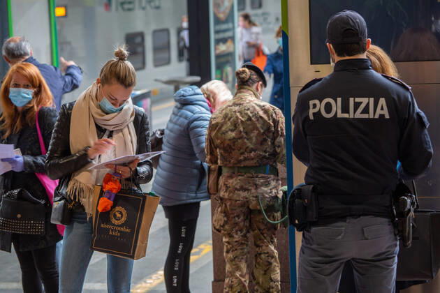 Milan, Coronavirus Covid 19 emergency, increase in commuters at Cadorna station as the start date of phase 2 approaches. Checks on certifications by law enforcement agencies (Massimo Alberico Fotogramma, Milan - 2020-04-20) p.s. la foto e utilizzabile nel rispetto del contesto in cui e stata scattata, e senza intento diffamatorio del decoro delle persone rappresentate  Copyright: xMassimoxAlbericox xFOTOGRAMMAx