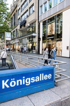 Düsseldorf 20.04.2020 - Wenig Passanten auf der Düsseldorfer Königsallee nach Lockerung des Lockdowns in der Corona Krise Düsseldorf Nordrhein-Westfalen Deutschland
