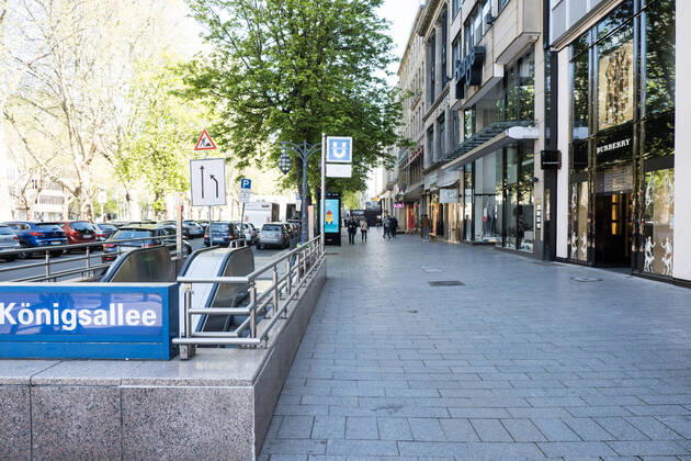 Düsseldorf 20.04.2020 - Wenig Passanten auf der Düsseldorfer Königsallee nach Lockerung des Lockdowns in der Corona Krise Düsseldorf Nordrhein-Westfalen Deutschland