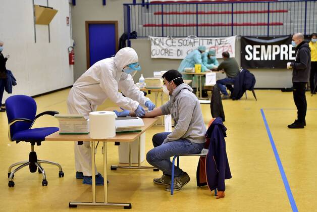 Cisliano (Milan), Cononavirus, Serological test in the Cisliano gym (Duilio Piaggesi Fotogramma, Cisliano (Milan) - 2020-04-20) p.s. la foto e utilizzabile nel rispetto del contesto in cui e stata scattata, e senza intento diffamatorio del decoro delle persone rappresentate  Copyright: xDuilioxPiaggesix xFOTOGRAMMAx