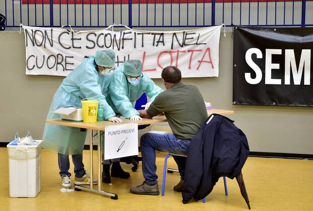 Cisliano (Milan), Cononavirus, Serological test in the Cisliano gym (Duilio Piaggesi Fotogramma, Cisliano (Milan) - 2020-04-20) p.s. la foto e utilizzabile nel rispetto del contesto in cui e stata scattata, e senza intento diffamatorio del decoro delle persone rappresentate  Copyright: xDuilioxPiaggesix xFOTOGRAMMAx