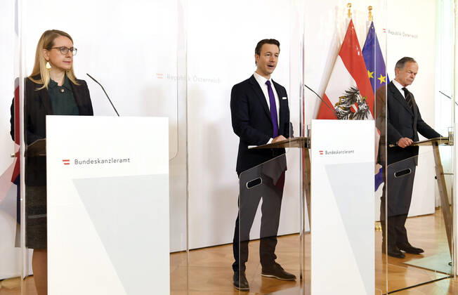 Wien 20.04.2020, Bundeskanzleramt, Wien, AUT, Akutelle Entwicklungen zur Coronaerkrankung in Oesterreich, Pressekonferenz zum Thema Aktuelle Unterstuetzungsmassnahmen fuer die Wirtschaft, im Bild (v.l.n.r.) Wirtschaftsministerin Margarete Schramboeck (OeVP), Finanzminister Gernot Bluemel (OeVP) und Andreas Treichl (Obmann der Bundessparte Bank und Versicherung der WKOe) (v.l.n.r.) Wirtschaftsministerin Margarete Schramboeck (OeVP), Finanzminister Gernot Bluemel (OeVP) und Andreas Treichl (Obmann der Bundessparte Bank und Versicherung der WKOe) during a press conference on the subject Current support measures for the economy of Austrian Goverment about the Coronavirus Pandemie at the Bundeskanzleramt in Wien, Austria on 2020 04 20.