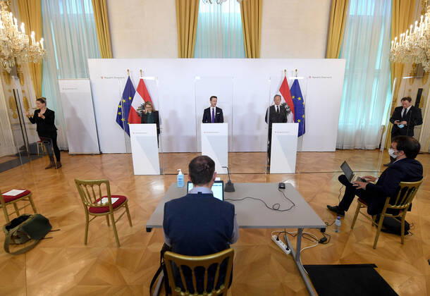 Wien 20.04.2020, Bundeskanzleramt, Wien, AUT, Akutelle Entwicklungen zur Coronaerkrankung in Oesterreich, Pressekonferenz zum Thema Aktuelle Unterstuetzungsmassnahmen fuer die Wirtschaft, im Bild (v.l.) Wirtschaftsministerin Margarete Schramboeck (OeVP), Finanzminister Gernot Bluemel (OeVP) und Andreas Treichl (Obmann der Bundessparte Bank und Versicherung der WKOe) (v.l.) Wirtschaftsministerin Margarete Schramboeck (OeVP), Finanzminister Gernot Bluemel (OeVP) und Andreas Treichl (Obmann der Bundessparte Bank und Versicherung der WKOe) during a press conference on the subject Current support measures for the economy of Austrian Goverment about the Coronavirus Pandemie at the Bundeskanzleramt in Wien, Austria on 2020 04 20.