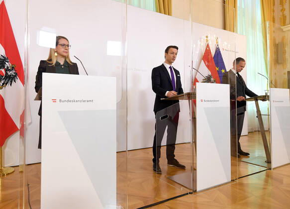 Wien 20.04.2020, Bundeskanzleramt, Wien, AUT, Akutelle Entwicklungen zur Coronaerkrankung in Oesterreich, Pressekonferenz zum Thema Aktuelle Unterstuetzungsmassnahmen fuer die Wirtschaft, im Bild (v.l.) Wirtschaftsministerin Margarete Schramboeck (OeVP), Finanzminister Gernot Bluemel (OeVP) und Andreas Treichl (Obmann der Bundessparte Bank und Versicherung der WKOe) (v.l.) Wirtschaftsministerin Margarete Schramboeck (OeVP), Finanzminister Gernot Bluemel (OeVP) und Andreas Treichl (Obmann der Bundessparte Bank und Versicherung der WKOe) during a press conference on the subject Current support measures for the economy of Austrian Goverment about the Coronavirus Pandemie at the Bundeskanzleramt in Wien, Austria on 2020 04 20.