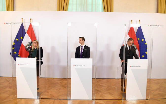 News Bilder des Tages Wien 20.04.2020, Bundeskanzleramt, Wien, AUT, Akutelle Entwicklungen zur Coronaerkrankung in Oesterreich, Pressekonferenz zum Thema Aktuelle Unterstuetzungsmassnahmen fuer die Wirtschaft, im Bild (v.l.) Wirtschaftsministerin Margarete Schramboeck (OeVP), Finanzminister Gernot Bluemel (OeVP) und Andreas Treichl (Obmann der Bundessparte Bank und Versicherung der WKOe) (v.l.) Wirtschaftsministerin Margarete Schramboeck (OeVP), Finanzminister Gernot Bluemel (OeVP) und Andreas Treichl (Obmann der Bundessparte Bank und Versicherung der WKOe) during a press conference on the subject Current support measures for the economy of Austrian Goverment about the Coronavirus Pandemie at the Bundeskanzleramt in Wien, Austria on 2020 04 20.