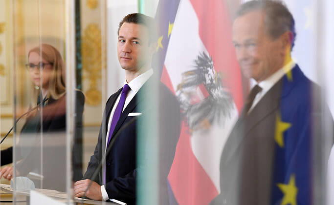 Wien 20.04.2020, Bundeskanzleramt, Wien, AUT, Akutelle Entwicklungen zur Coronaerkrankung in Oesterreich, Pressekonferenz zum Thema Aktuelle Unterstuetzungsmassnahmen fuer die Wirtschaft, im Bild (v.l.) Wirtschaftsministerin Margarete Schramboeck (OeVP), Finanzminister Gernot Bluemel (OeVP) und Andreas Treichl (Obmann der Bundessparte Bank und Versicherung der WKOe) (v.l.) Wirtschaftsministerin Margarete Schramboeck (OeVP), Finanzminister Gernot Bluemel (OeVP) und Andreas Treichl (Obmann der Bundessparte Bank und Versicherung der WKOe) during a press conference on the subject Current support measures for the economy of Austrian Goverment about the Coronavirus Pandemie at the Bundeskanzleramt in Wien, Austria on 2020 04 20.