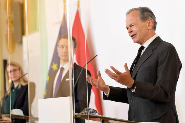 Wien 20.04.2020, Bundeskanzleramt, Wien, AUT, Akutelle Entwicklungen zur Coronaerkrankung in Oesterreich, Pressekonferenz zum Thema Aktuelle Unterstuetzungsmassnahmen fuer die Wirtschaft, im Bild (v.l.) Wirtschaftsministerin Margarete Schramboeck (OeVP), Finanzminister Gernot Bluemel (OeVP) und Andreas Treichl (Obmann der Bundessparte Bank und Versicherung der WKOe) (v.l.) Wirtschaftsministerin Margarete Schramboeck (OeVP), Finanzminister Gernot Bluemel (OeVP) und Andreas Treichl (Obmann der Bundessparte Bank und Versicherung der WKOe) during a press conference on the subject Current support measures for the economy of Austrian Goverment about the Coronavirus Pandemie at the Bundeskanzleramt in Wien, Austria on 2020 04 20.