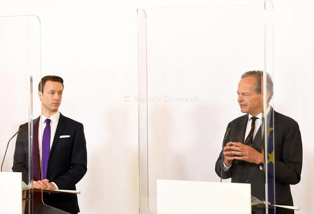 Wien 20.04.2020, Bundeskanzleramt, Wien, AUT, Akutelle Entwicklungen zur Coronaerkrankung in Oesterreich, Pressekonferenz zum Thema Aktuelle Unterstuetzungsmassnahmen fuer die Wirtschaft, im Bild (v.l.) Finanzminister Gernot Bluemel (OeVP) und Andreas Treichl (Obmann der Bundessparte Bank und Versicherung der WKOe) (v.l.) Finanzminister Gernot Bluemel (OeVP) und Andreas Treichl (Obmann der Bundessparte Bank und Versicherung der WKOe) during a press conference on the subject Current support measures for the economy of Austrian Goverment about the Coronavirus Pandemie at the Bundeskanzleramt in Wien, Austria on 2020 04 20.