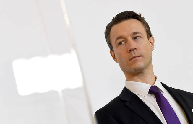 Wien 20.04.2020, Bundeskanzleramt, Wien, AUT, Akutelle Entwicklungen zur Coronaerkrankung in Oesterreich, Pressekonferenz zum Thema Aktuelle Unterstuetzungsmassnahmen fuer die Wirtschaft, im Bild Finanzminister Gernot Bluemel (OeVP) Finanzminister Gernot Bluemel (OeVP) during a press conference on the subject Current support measures for the economy of Austrian Goverment about the Coronavirus Pandemie at the Bundeskanzleramt in Wien, Austria on 2020 04 20.