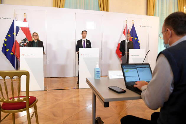 Wien 20.04.2020, Bundeskanzleramt, Wien, AUT, Akutelle Entwicklungen zur Coronaerkrankung in Oesterreich, Pressekonferenz zum Thema Aktuelle Unterstuetzungsmassnahmen fuer die Wirtschaft, im Bild (v.l.) Wirtschaftsministerin Margarete Schramboeck (OeVP), Finanzminister Gernot Bluemel (OeVP) und Andreas Treichl (Obmann der Bundessparte Bank und Versicherung der WKOe) (v.l.) Wirtschaftsministerin Margarete Schramboeck (OeVP), Finanzminister Gernot Bluemel (OeVP) und Andreas Treichl (Obmann der Bundessparte Bank und Versicherung der WKOe) during a press conference on the subject Current support measures for the economy of Austrian Goverment about the Coronavirus Pandemie at the Bundeskanzleramt in Wien, Austria on 2020 04 20.