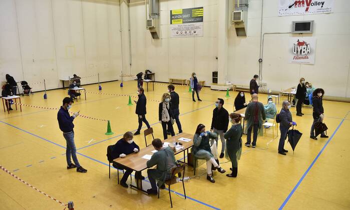 Cisliano (Milan), Cononavirus, Serological test in the Cisliano gym (Duilio Piaggesi Fotogramma, Cisliano (Milan) - 2020-04-20) p.s. la foto e utilizzabile nel rispetto del contesto in cui e stata scattata, e senza intento diffamatorio del decoro delle persone rappresentate  Copyright: xDuilioxPiaggesix xFOTOGRAMMAx