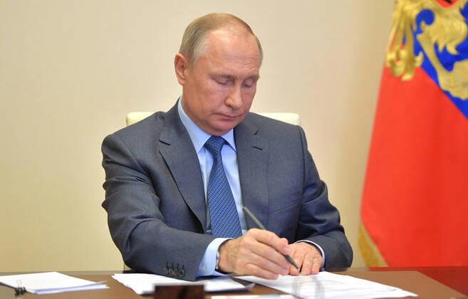 News Bilder des Tages MOSCOW REGION, RUSSIA - APRIL 20, 2020: Russia s President Vladimir Putin during a video conference meeting on the COVID-19 coronavirus situation in Russia, at Novo-Ogaryovo residence. Alexei Druzhinin Russian Presidential Press and Information Office TASS  TS0D6690