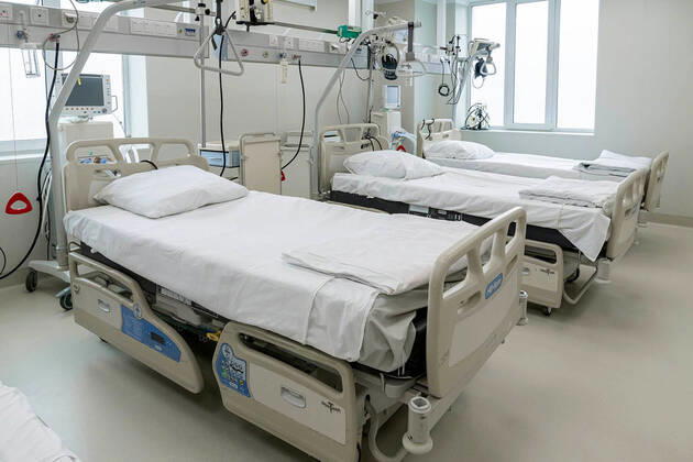MOSCOW, RUSSIA - APRIL 20, 2020: An intensive care room at an in-patient medical center for COVID-19 patients opened at city hospital No 24. The center resides in a repurposed building of the hospital; it is divided into clean and dirty areas, patient rooms are equipped with an oxygen supply system; showers and sanitary inspection posts have been installed in order to contain the spread of the novel coronavirus infection. Maxim Mishin Moscow Mayor and Moscow Government Press Office TASS  TS0D6681