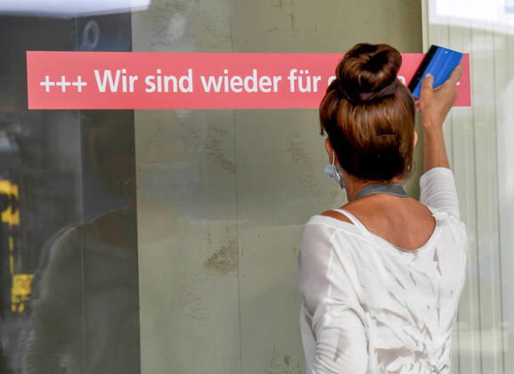 Wir sind wieder für Sie da - Wiedereroeffnung eines Geschaefts in Freiburg in Zeiten von Corona. Geschaefte mit einer Ladenflaeche bis 800 Quadratmeter duerfen unter Einhaltung von Abstands-und Hygieneregeln den Betrieb aufnehmen. . Foto:Winfried Rothermel