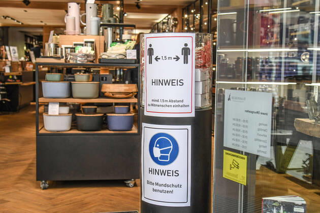 News Themen der Woche KW17 News Bilder des Tages Wiedereroeffnung eines Geschaefts in Freiburg in Zeiten von Corona. Geschaefte mit einer Ladenflaeche bis 800 Quadratmeter duerfen unter Einhaltung von Abstands-und Hygieneregeln den Betrieb aufnehmen. Foto:Winfried Rothermel