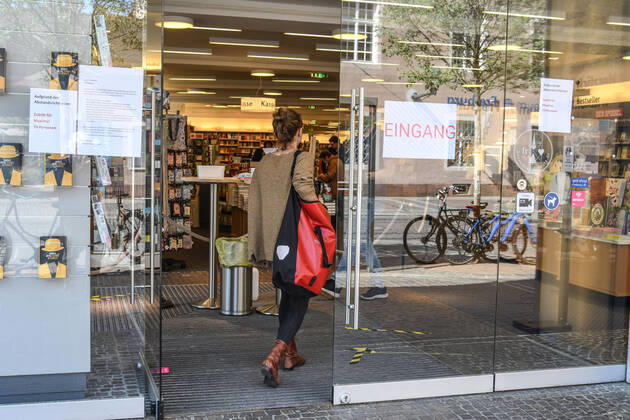 Wiedereroeffnung einer Buchhandlung in Freiburg in Zeiten von Corona. Geschaefte mit einer Ladenflaeche bis 800 Quadratmeter duerfen unter Einhaltung von Abstands-und Hygieneregeln den Betrieb aufnehmen. . Foto:Winfried Rothermel