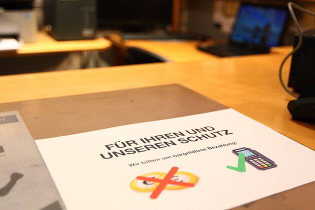 Hessen Maï¬‚nahmen in der Coronakrise Hinweis auf bargeldloses Zahlen an der Kasse eines Ladens Lockerungen und Maï¬‚nahmen in der Coronakrise Copyright: xWeissx Eibner-Pressefotox EP_rws