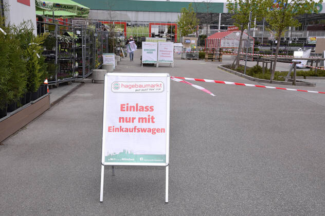 Öffnung der Gartencenter und Baumärkte nach der Lockerung der Corona-Maßnahmen in Bayern, hier der Hagebaumarkt im Gewerbegebiet in Brunnthal. Brunnthal, 20.04.2020