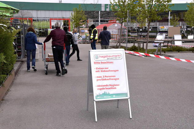 Öffnung der Gartencenter und Baumärkte nach der Lockerung der Corona-Maßnahmen in Bayern, hier der Hagebaumarkt im Gewerbegebiet in Brunnthal. Brunnthal, 20.04.2020