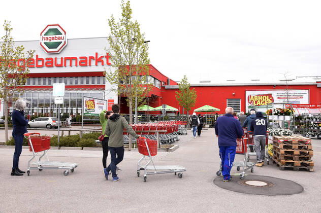 Öffnung der Gartencenter und Baumärkte nach der Lockerung der Corona-Maßnahmen in Bayern, hier der Hagebaumarkt im Gewerbegebiet in Brunnthal. Brunnthal, 20.04.2020