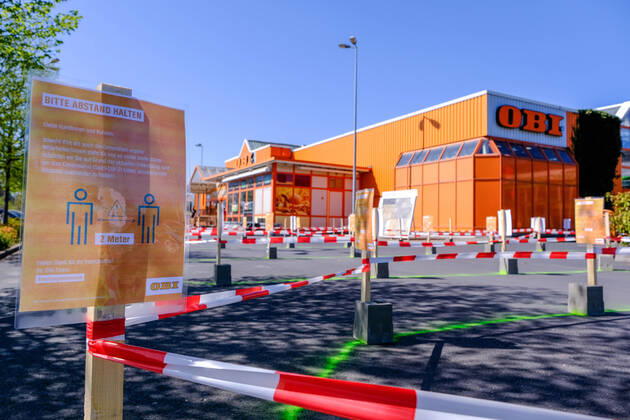 Die Baumärkte in Sachsen haben am 20.04.2020 wieder geöffnet. Wartesystem am Obi Baumarkt in Radebeul.