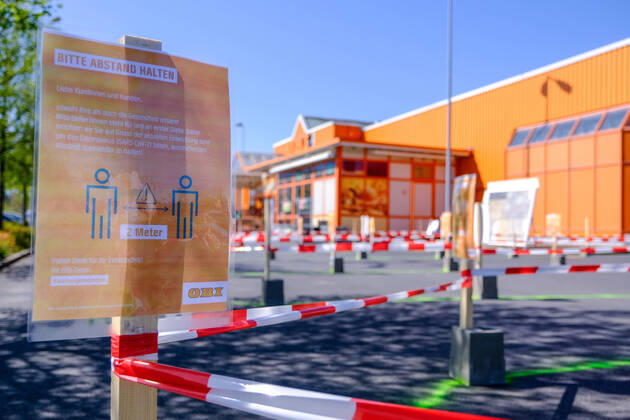 Die Baumärkte in Sachsen haben am 20.04.2020 wieder geöffnet. Wartesystem am Obi Baumarkt in Radebeul.