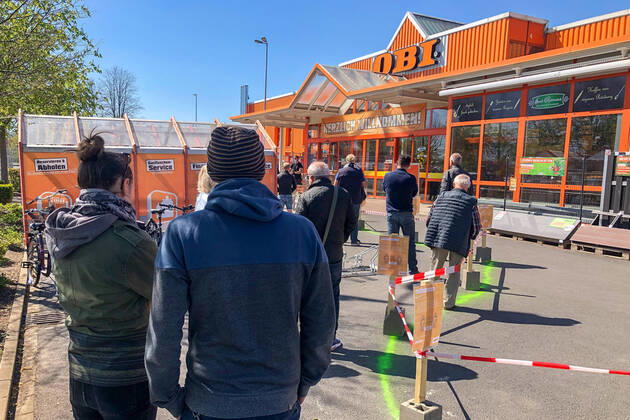 Die Baumärkte in Sachsen haben am 20.04.2020 wieder geöffnet. Kunden warten am 20.04.2020 auf Einlass in den Obi Baumarkt in Radebeul.