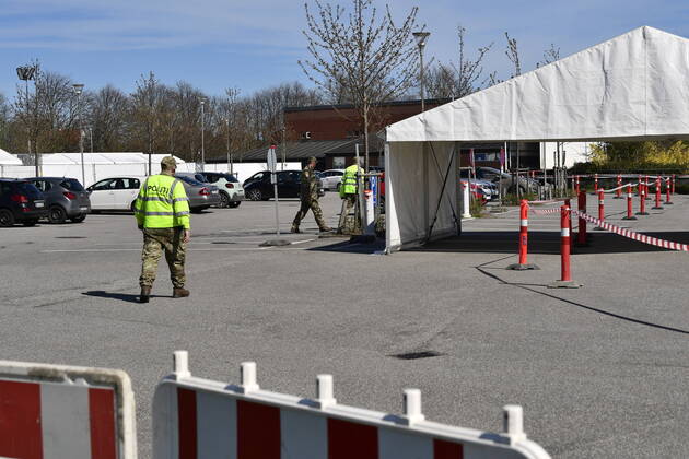 Myndighederne er i gang med at opsaette COVID-19 testcenter i telte i ved Vejlby-Risskov Hallen i Aarhus, mandag den 20. april 2020.. , Aarhus Denmark Copyright: BoxAmstrupx spdk20200420-144722-L