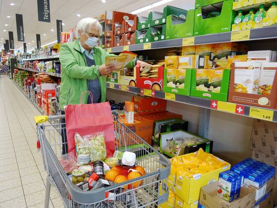 20.04.2020 Schweiz. Bald Maskenpflicht .Im Bild : Einkaufen beim Aldi mit Schutzmasken. Atemschutzmaske Cocit-19 Corona Coronavirus Detailhandel Rentner Lebsnsmittel Mundschutzmasken Schutzmasken Senioren
