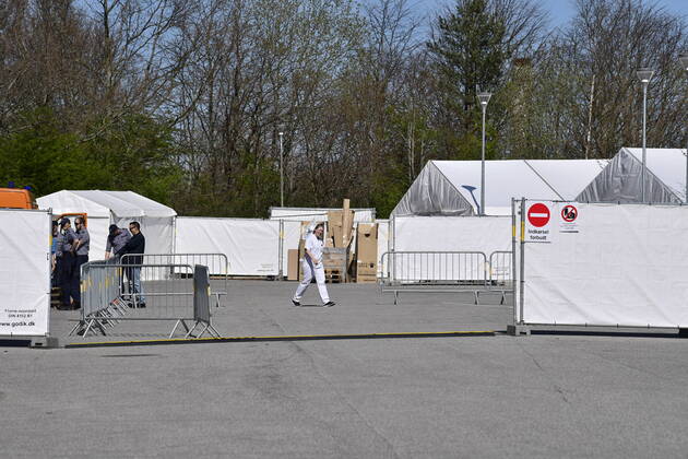 Myndighederne er i gang med at opsaette COVID-19 testcenter i telte i ved Vejlby-Risskov Hallen i Aarhus, mandag den 20. april 2020.. , Aarhus Denmark Copyright: BoxAmstrupx spdk20200420-145956-L