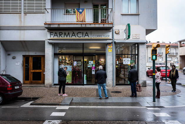 April 20, 2020, Girona, Spain: People wait outside the Rambla Xavier Cugat Pharmacy to receive free face masks during the Coronavirus (COVID-19) crisis..The Spanish Health Ministry has distributed facial masks to all pharmacies so that users can obtain them for free, they only deliver one mask per person on showing a medical card. Each user will receive one free facial mask per week. In the first hour, they started shipping, but the system collapsed due to high demand and currently it™s not possible to get face masks until the system is reset. Girona Spain - ZUMAs197 20200420_zaa_s197_021 Copyright: xAdriÃ xSalidoxZarcox