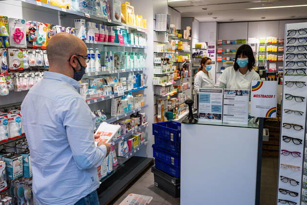 April 20, 2020, Girona, Spain: A man received free face masks at the Rambla Xavier Cugat Pharmacy during the Coronavirus (COVID-19) crisis..The Spanish Health Ministry has distributed facial masks to all pharmacies so that users can obtain them for free, they only deliver one mask per person on showing a medical card. Each user will receive one free facial mask per week. In the first hour, they started shipping, but the system collapsed due to high demand and currently it™s not possible to get face masks until the system is reset. Girona Spain - ZUMAs197 20200420_zaa_s197_023 Copyright: xAdriÃ xSalidoxZarcox