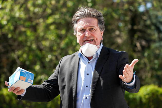 Baden-Württembergs Gesundheitsminister Manfred Lucha (Manne Lucha, Minister für Soziales und Integration, Bündnis 90 Die Grünen), gibt Anweisungen, gestikuliert, mit den Armen gestikulieren, gives instructions, gesticulate, hält eine Packung Gesichtsmasken FFP2 in der Hand, Verteilzentrum in der Feuerwache, Corona, Coronakrise, Einzelbild, 20.04.2020, Heidelberg (Deutschland), Pressetermin, Coronavirus, Heidelberg überreicht Masken an das Land Baden-Württemberg