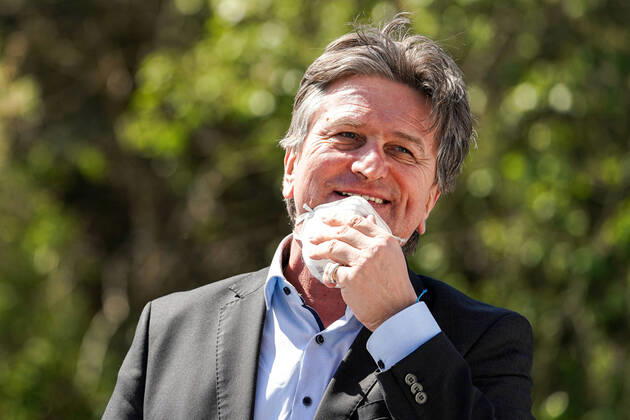 News Bilder des Tages Baden-Württembergs Gesundheitsminister Manfred Lucha (Manne Lucha, Minister für Soziales und Integration, Bündnis 90 Die Grünen), gibt Anweisungen, gestikuliert, mit den Armen gestikulieren, gives instructions, gesticulate, hält eine Packung Gesichtsmasken FFP2 in der Hand, Verteilzentrum in der Feuerwache, Corona, Coronakrise, Einzelbild, Freude, freundlich, fröhlich, glücklich, strahlend, optimistisch, 20.04.2020, Heidelberg (Deutschland), Pressetermin, Coronavirus, Heidelberg überreicht Masken an das Land Baden-Württemberg