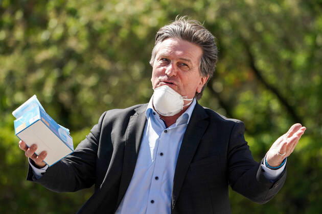 Baden-Württembergs Gesundheitsminister Manfred Lucha (Manne Lucha, Minister für Soziales und Integration, Bündnis 90 Die Grünen), gibt Anweisungen, gestikuliert, mit den Armen gestikulieren, gives instructions, gesticulate, hält eine Packung Gesichtsmasken FFP2 in der Hand, Verteilzentrum in der Feuerwache, Corona, Coronakrise, Einzelbild, 20.04.2020, Heidelberg (Deutschland), Pressetermin, Coronavirus, Heidelberg überreicht Masken an das Land Baden-Württemberg