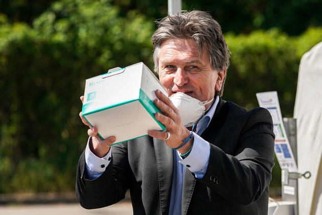 Baden-Württembergs Gesundheitsminister Manfred Lucha (Manne Lucha, Minister für Soziales und Integration, Bündnis 90 Die Grünen) bedankt sich für die Gesichtsmasken der Qualität FFP2, Einzelbild, Danke, Dankeschön, Verteilzentrum in der Feuerwache, Corona, Coronakrise, 20.04.2020, Heidelberg (Deutschland), Pressetermin, Coronavirus, Heidelberg überreicht Masken an das Land Baden-Württemberg