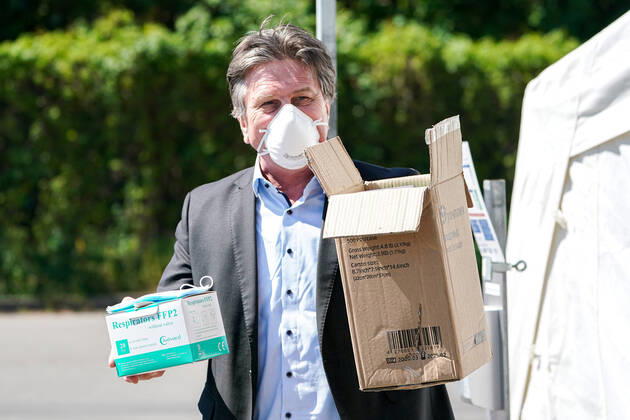 Baden-Württembergs Gesundheitsminister Manfred Lucha (Manne Lucha, Minister für Soziales und Integration, Bündnis 90 Die Grünen) bedankt sich für die Gesichtsmasken der Qualität FFP2, Einzelbild, Danke, Dankeschön, Verteilzentrum in der Feuerwache, Corona, Coronakrise, mit Gesichtsmaske, 20.04.2020, Heidelberg (Deutschland), Pressetermin, Coronavirus, Heidelberg überreicht Masken an das Land Baden-Württemberg