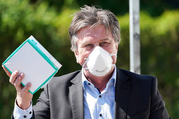 Baden-Württembergs Gesundheitsminister Manfred Lucha (Manne Lucha, Minister für Soziales und Integration, Bündnis 90 Die Grünen) bedankt sich für die Gesichtsmasken der Qualität FFP2, Einzelbild, Danke, Dankeschön, Verteilzentrum in der Feuerwache, Corona, Coronakrise, mit Gesichtsmaske, 20.04.2020, Heidelberg (Deutschland), Pressetermin, Coronavirus, Heidelberg überreicht Masken an das Land Baden-Württemberg