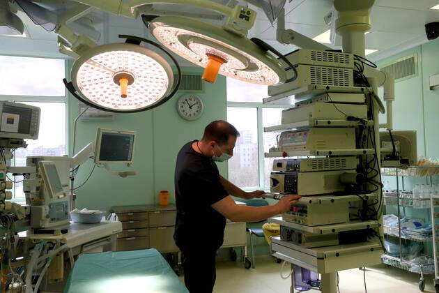 MOSCOW, RUSSIA - APRIL 20, 2020: An OR at an infectious diseases center opened at a high-tech surgery unit of the National Medical Research Center for Children s Health of the Russian Healthcare Ministry. Having the bed capacity of 300, with 30 beds in an intensive care unit and 8 operating rooms, the center will admit patients with suspected COVID-19 coronavirus infection. Sergei Savostyanov TASS  TS0D66E9