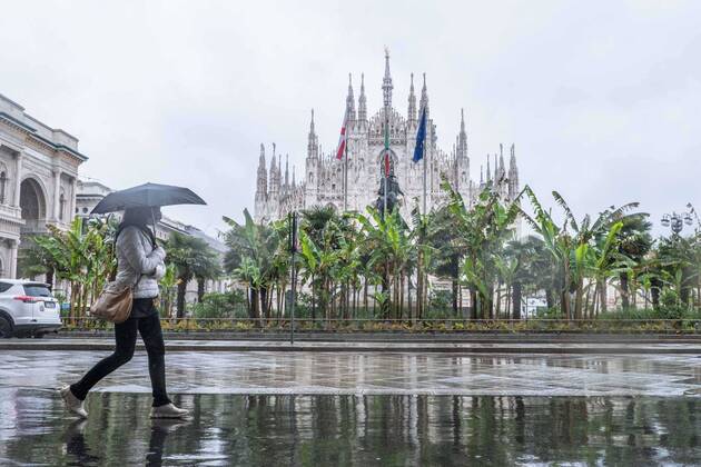Milan, Coronavirus Covid emergency 19 - People walking during a rainy day. In the photo: Piazza del Duomo. (Francesco Bozzo Fotogramma, Milan - 2020-04-20) p.s. la foto e utilizzabile nel rispetto del contesto in cui e stata scattata, e senza intento diffamatorio del decoro delle persone rappresentate  Copyright: xFrancescoxBozzox xFOTOGRAMMAx