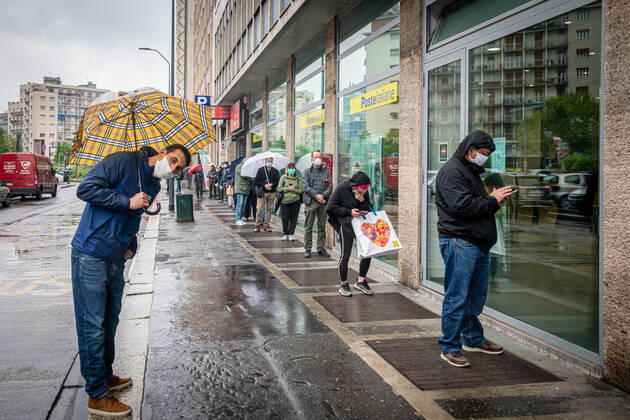 Milan - Long queue in the rain at the post office in viale Andrea Doria at the time of the coronavirus (Marco Passaro Fotogramma, Milan - 2020-04-20) p.s. la foto e utilizzabile nel rispetto del contesto in cui e stata scattata, e senza intento diffamatorio del decoro delle persone rappresentate  Copyright: xMarcoxPassarox xFOTOGRAMMAx