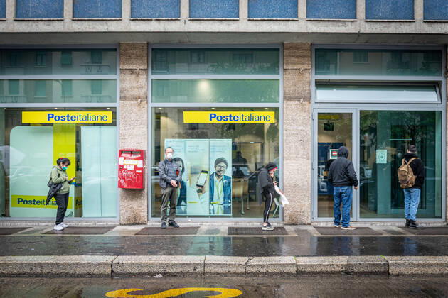 Milan - Long queue in the rain at the post office in viale Andrea Doria at the time of the coronavirus (Marco Passaro Fotogramma, Milan - 2020-04-20) p.s. la foto e utilizzabile nel rispetto del contesto in cui e stata scattata, e senza intento diffamatorio del decoro delle persone rappresentate  Copyright: xMarcoxPassarox xFOTOGRAMMAx