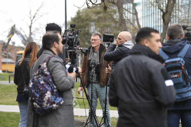 STOCKHOLM 20200420 Anders Tegnell c , state epidemiologist, Public Health Authority, is interviewed by media outdoors during the authorities daily press meeting on Monday STOCKHOLM SVERIGE x11950x,  Copyright: xAlixLorestani TTx SWEDEN PUBLIC HEALTH AUTHORITY