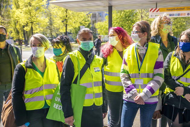 Seit dem 20. April 2020 gilt in Sachsen eine Mundschutzpflicht im ÖPNV und in Geschäften. Die Stadt Leipzig und die Leipziger Verkehrsbetriebe luden deshalb zu einem Pressetermin, bei dem Masken an Mitarbeiter verteilt wurden. Die Polizeibehörde kontrolliert die Bahnsteige der Straßenbahn und Menschen gehen mit Mundschutz durch die Straßen.