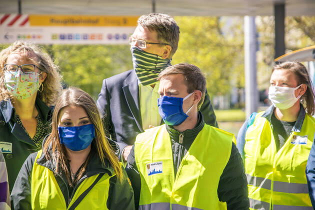 Seit dem 20. April 2020 gilt in Sachsen eine Mundschutzpflicht im ÖPNV und in Geschäften. Die Stadt Leipzig und die Leipziger Verkehrsbetriebe luden deshalb zu einem Pressetermin, bei dem Masken an Mitarbeiter verteilt wurden. Die Polizeibehörde kontrolliert die Bahnsteige der Straßenbahn und Menschen gehen mit Mundschutz durch die Straßen.