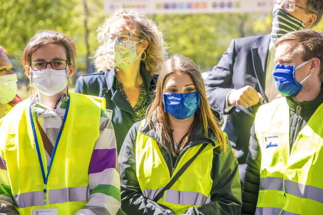 Seit dem 20. April 2020 gilt in Sachsen eine Mundschutzpflicht im ÖPNV und in Geschäften. Die Stadt Leipzig und die Leipziger Verkehrsbetriebe luden deshalb zu einem Pressetermin, bei dem Masken an Mitarbeiter verteilt wurden. Die Polizeibehörde kontrolliert die Bahnsteige der Straßenbahn und Menschen gehen mit Mundschutz durch die Straßen.